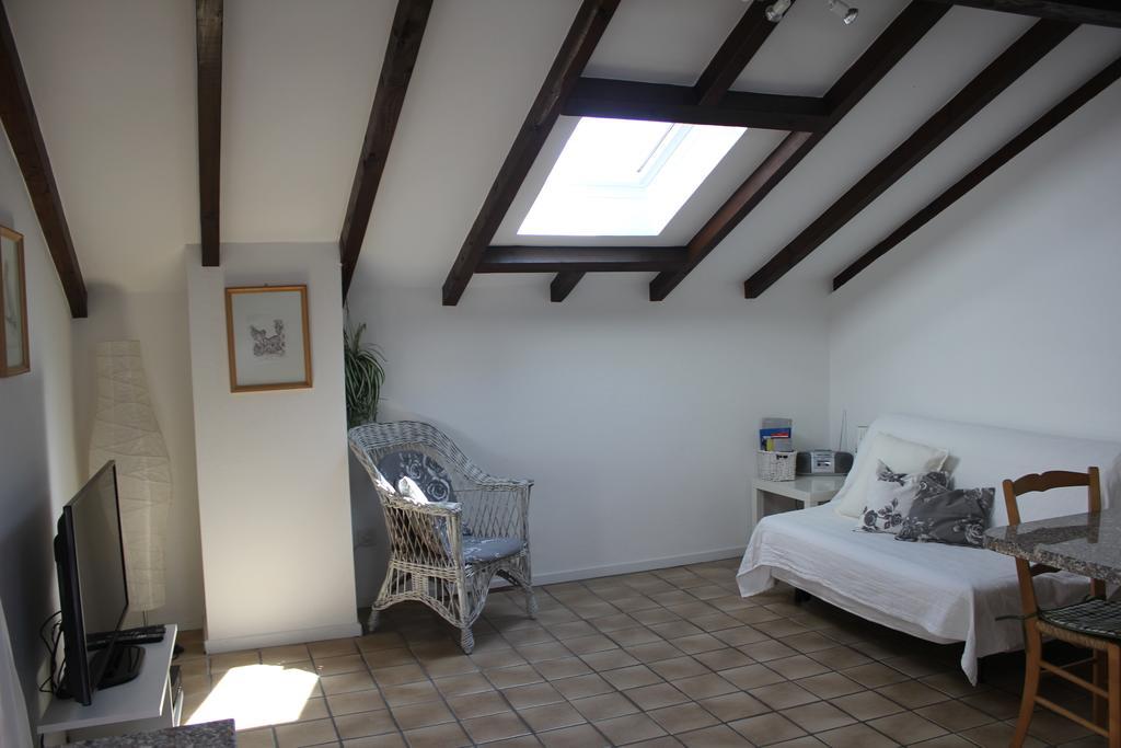 Casa Gialla Gordola Bilik gambar